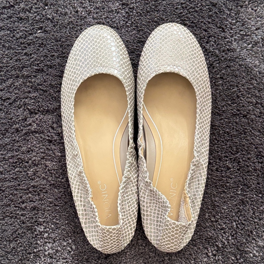 Vionic silver snake skin print ballet flats